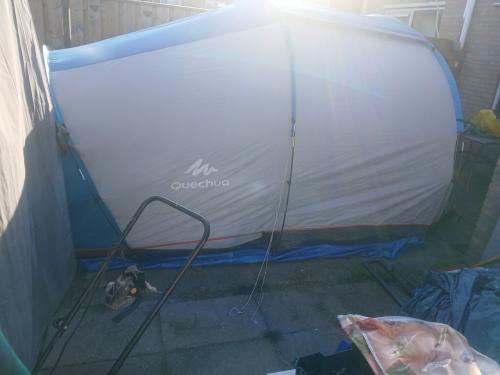 4 persoons tent plus 2 veld bedden en slaapzakken