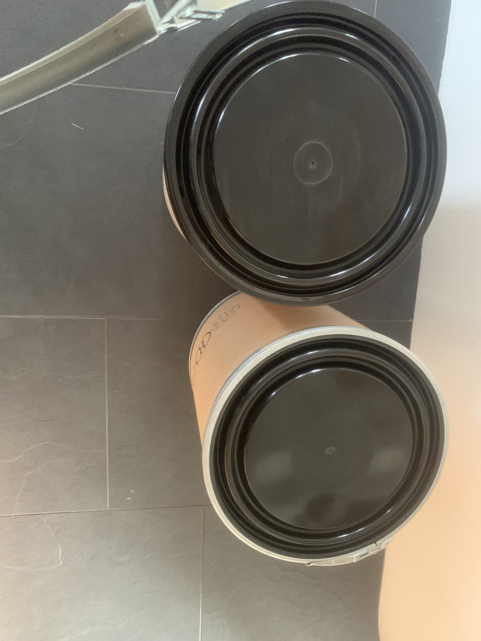 Tonnen voor spullen in op te slaan of als prullenbak te gebruiken.