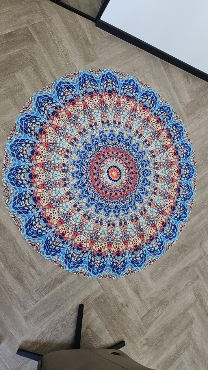 Tafelkleden ( 6 stuks verschillend ), diameter 150 cm + tafelklemmen metaal