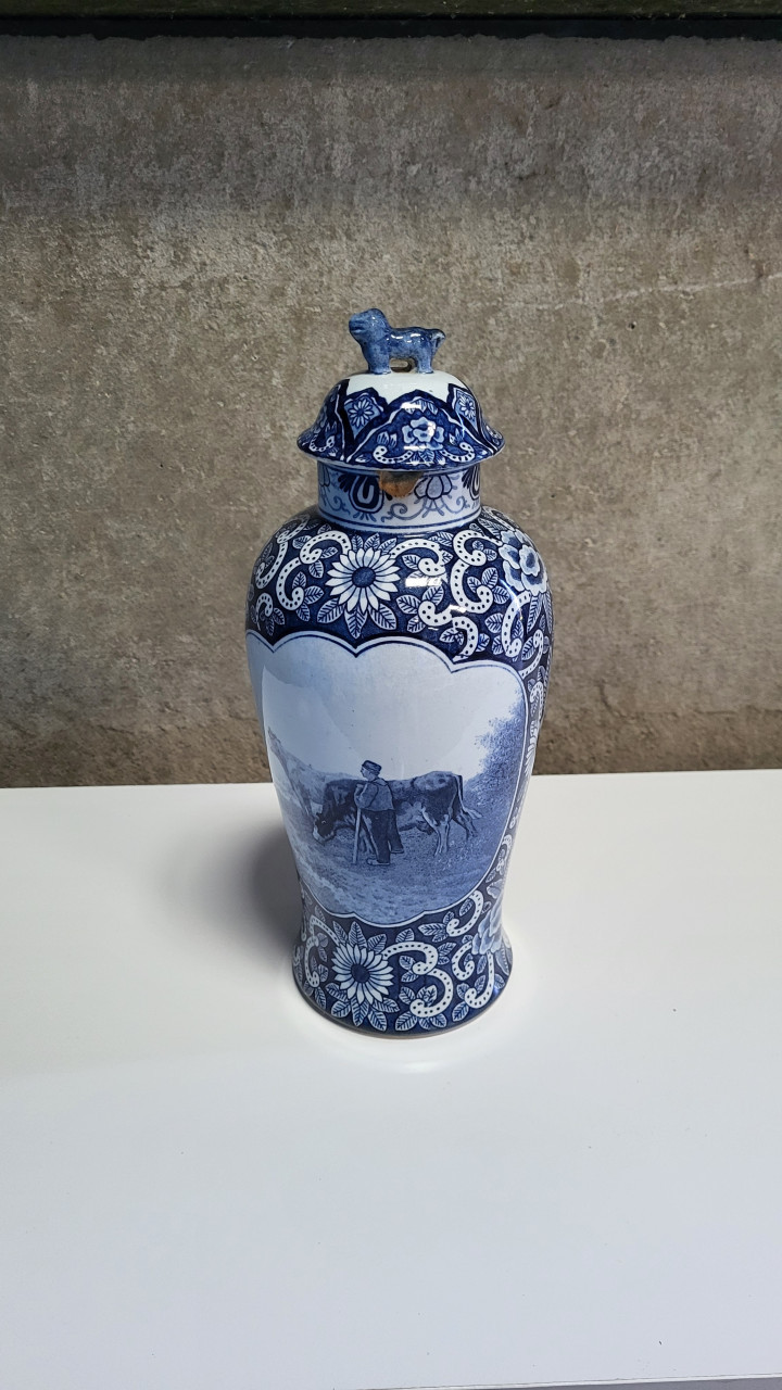 Antieke vaas van delfts blauw