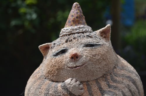 Poes met puntmuts keramiek