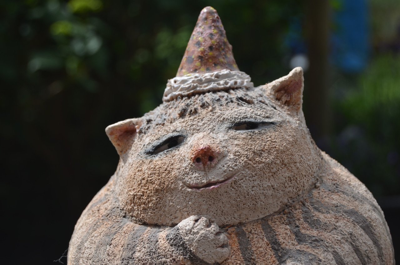 Poes met puntmuts keramiek
