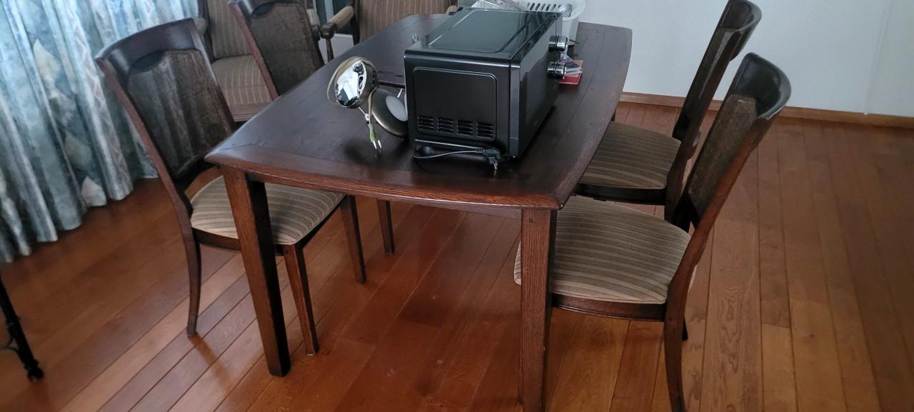 Eetkamer tafel met 4 stoelen en 2 fauteuils