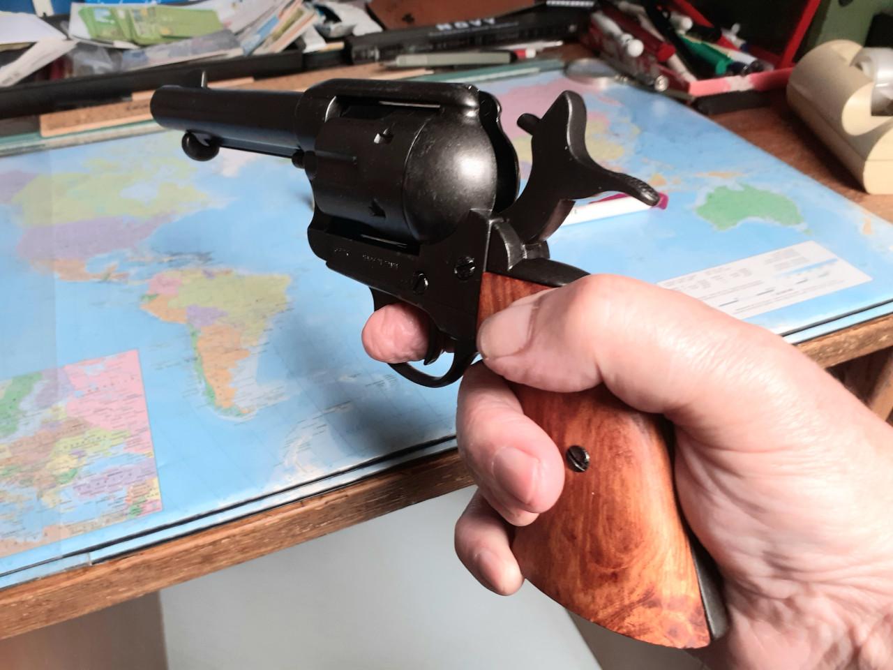 Pistool - een replica  van de .45 kaliber revolver,