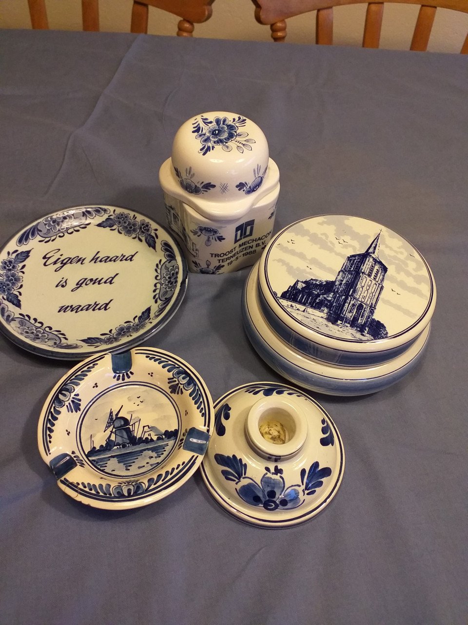 Verschillende DELFTSBLAUWE PRODUCTEN  prijs afzonderlijk of totaal.