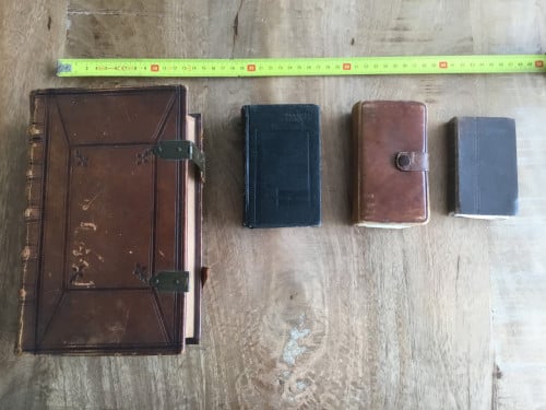 Oude bijbel 1867 en drie kleine bijbels