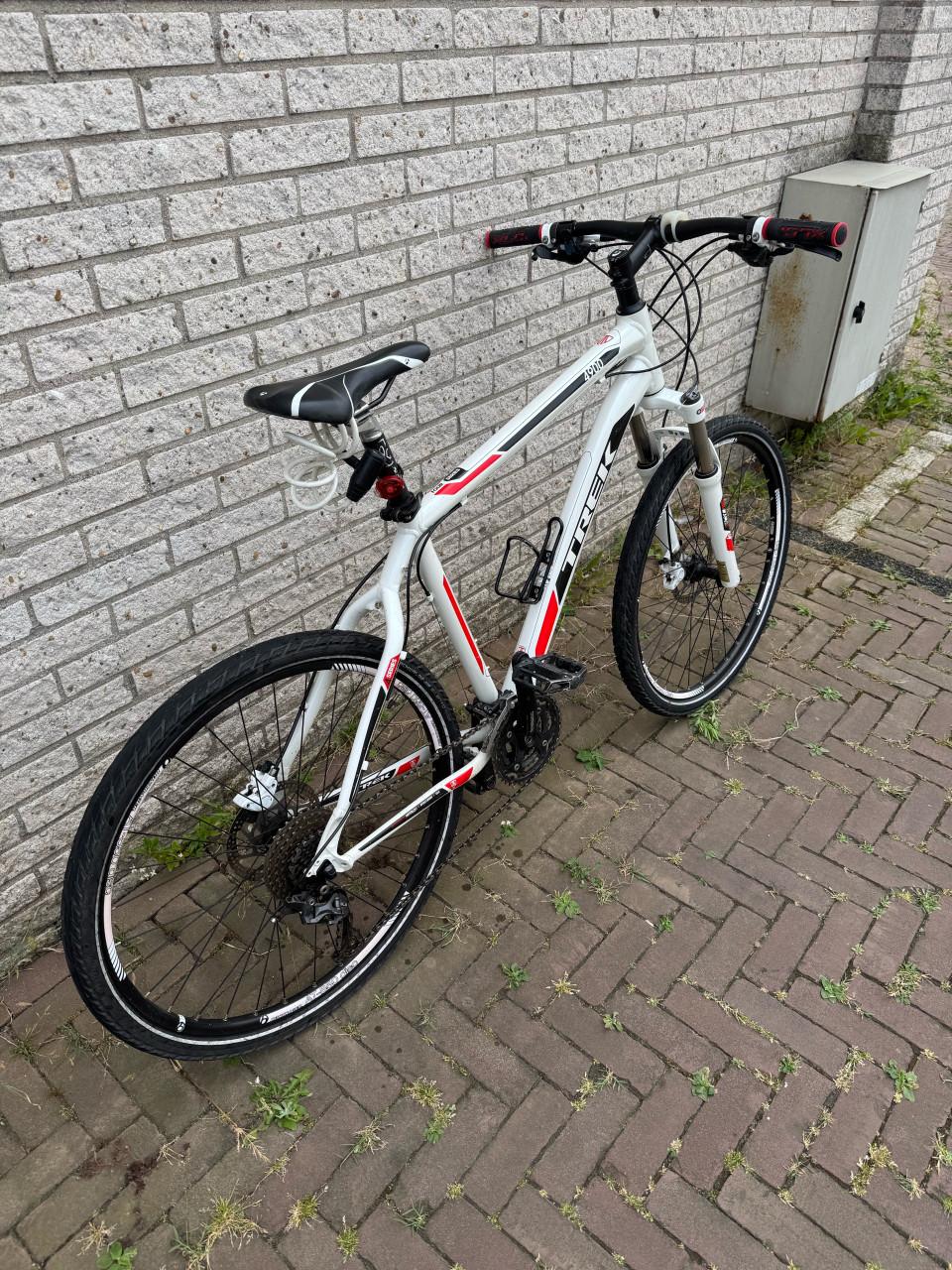 Trek 4900