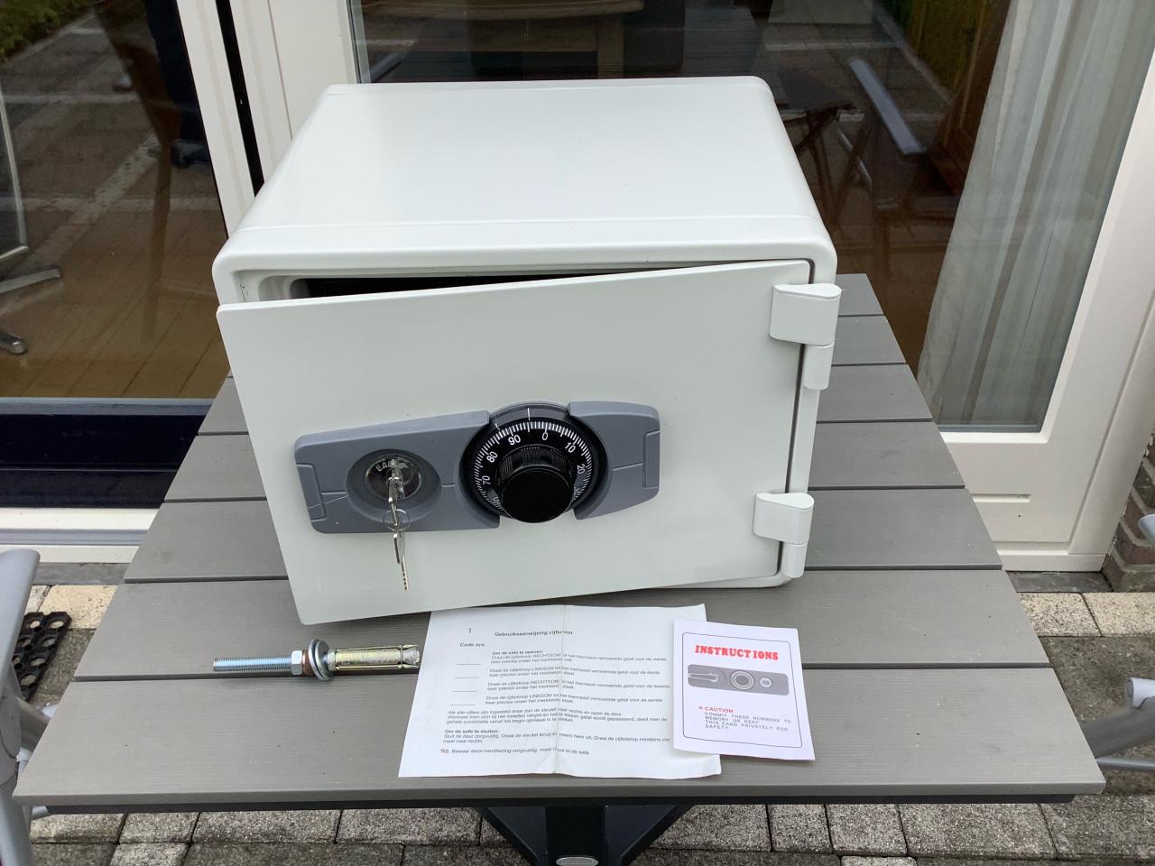 Kluis kluisje brandkast brandkastje met sleutels en cijferslot