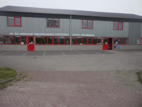 Grote loods met 1440 M² verkoopoppervlakte op in zichtlocatie in Ijzendijke