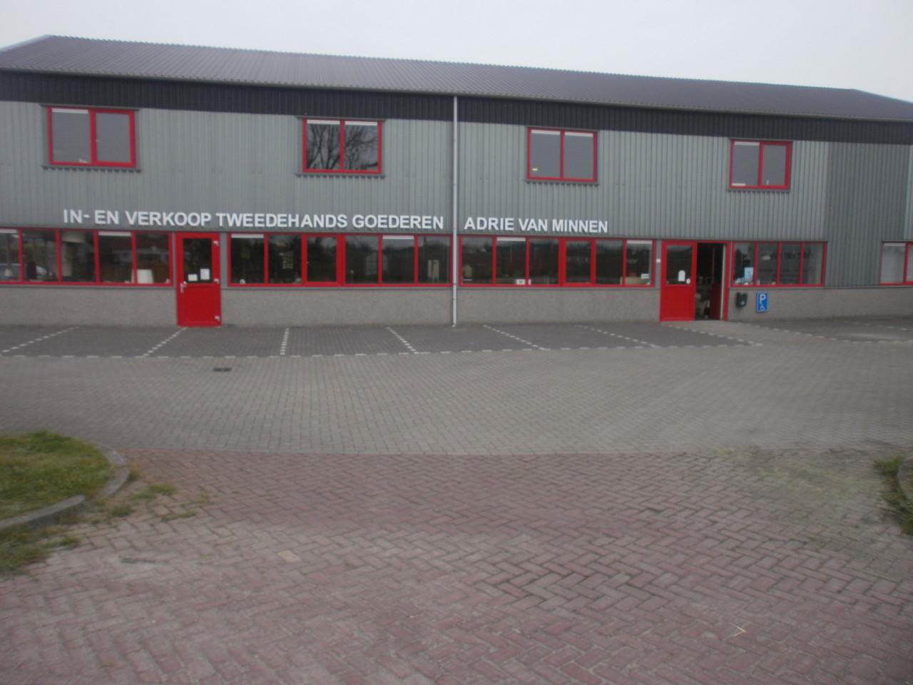 Grote loods met 1440 M² verkoopoppervlakte op in zichtlocatie in Ijzendijke