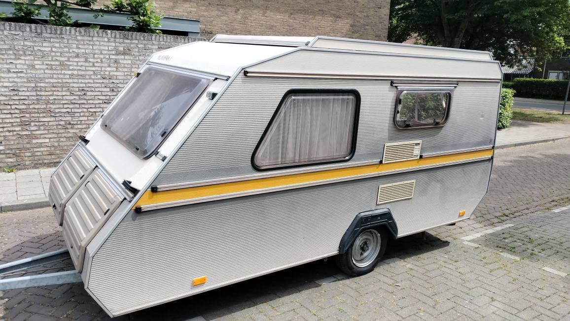 Kip 37 KK met als nieuwe voortent
