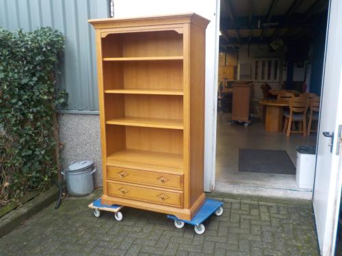 Mooie kwaliteit massief blank eiken boekenkast in zeer goede staat