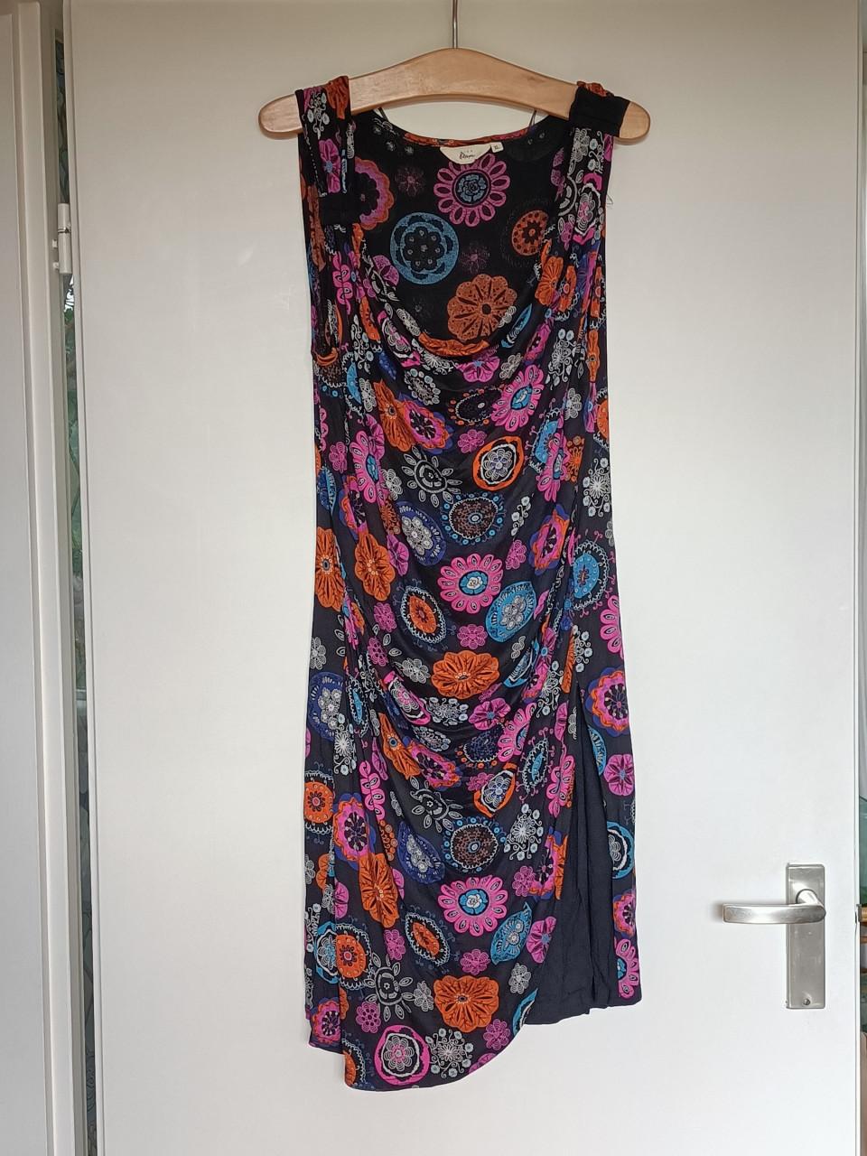 Jurk, Maat XL van Miss Etam. Zwarte ondergrond met gekleurde print.