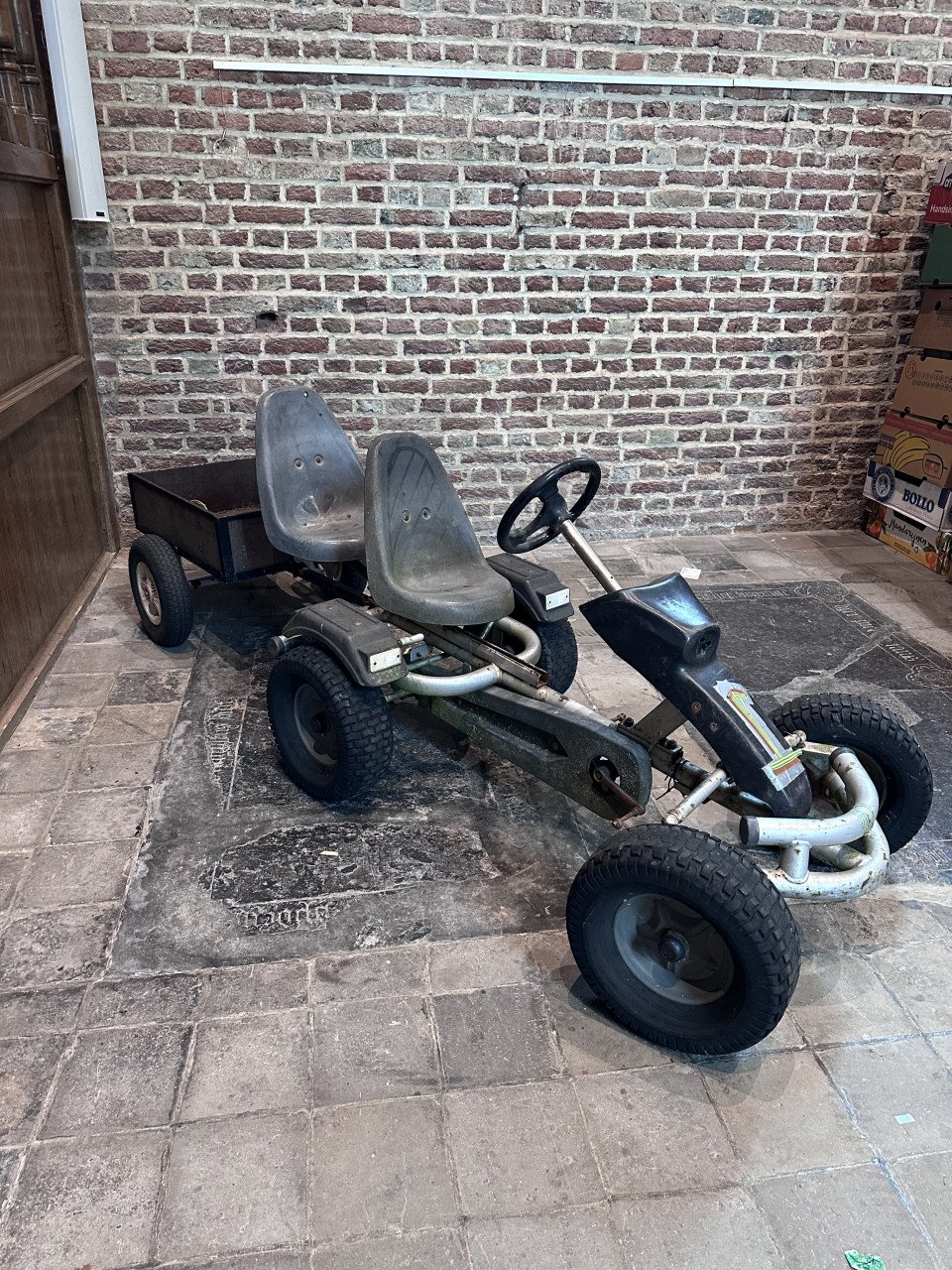 Skelter duo zit met aanhanger