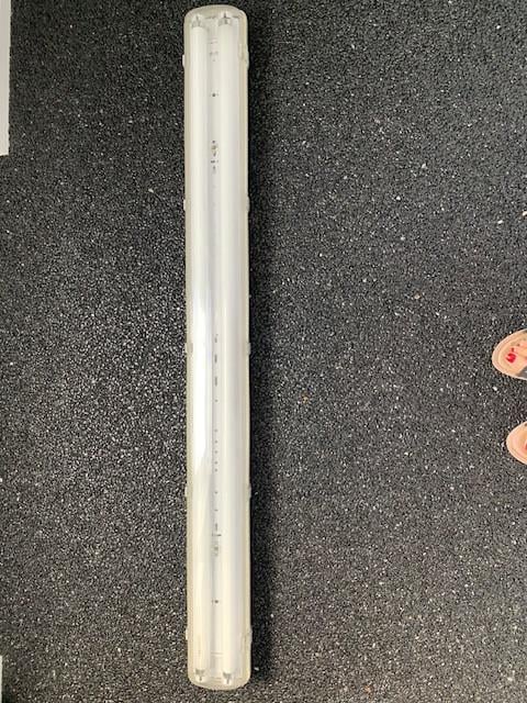 TL ARMATUUR MET 2 TL BUIZEN  1.20 M.