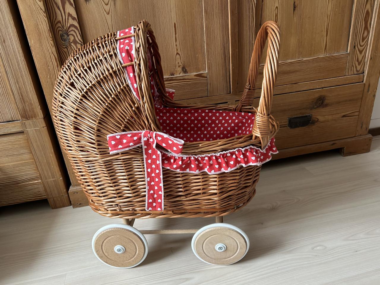 Rieten poppenwagentje,