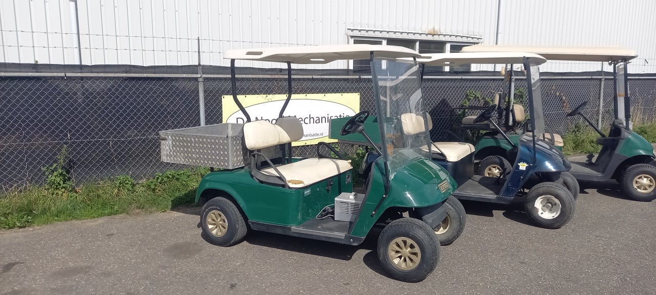 4 x Golfkar met laadbak.