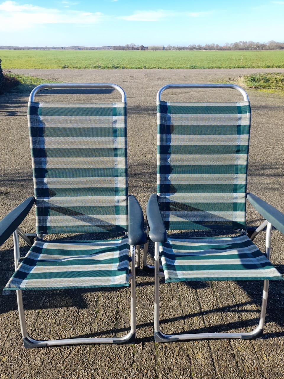 2 verstelbare tuinstoelen