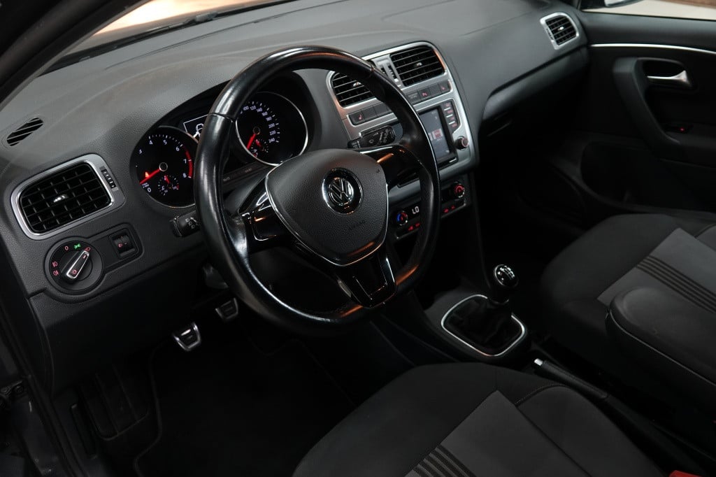 Volkswagen Polo 1.0 trendline | pdc | airco | navi | 17" |