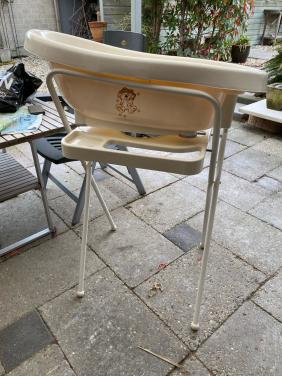 Gratis babybadje op standaard