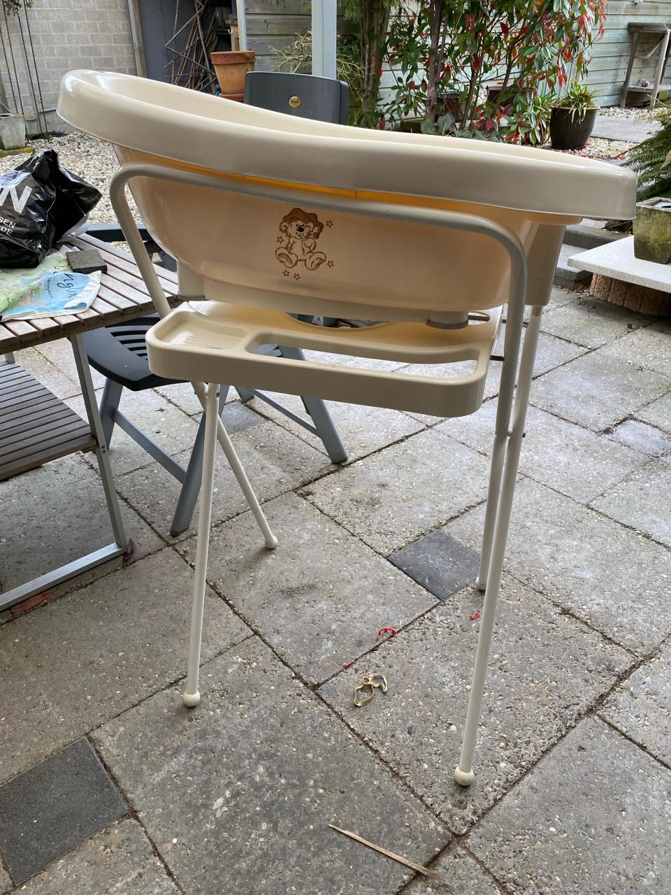 Gratis babybadje op standaard