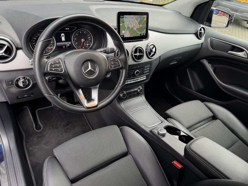 Mercedes-Benz B-Klasse 200 ambition automaat, nl-auto trekhaak uitklapbaar!