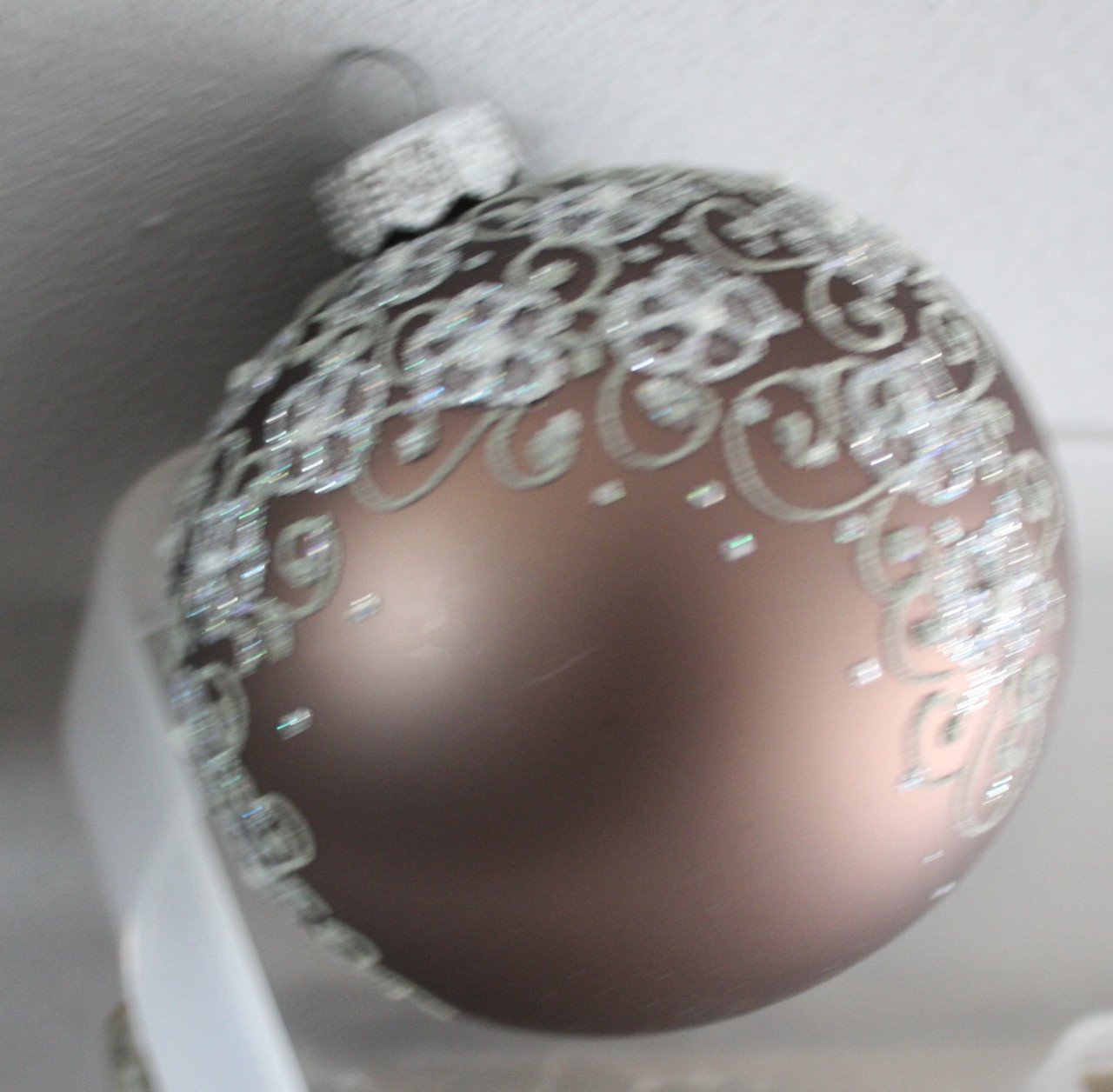Glazen kerstbal paars bruin met zilver glitter print