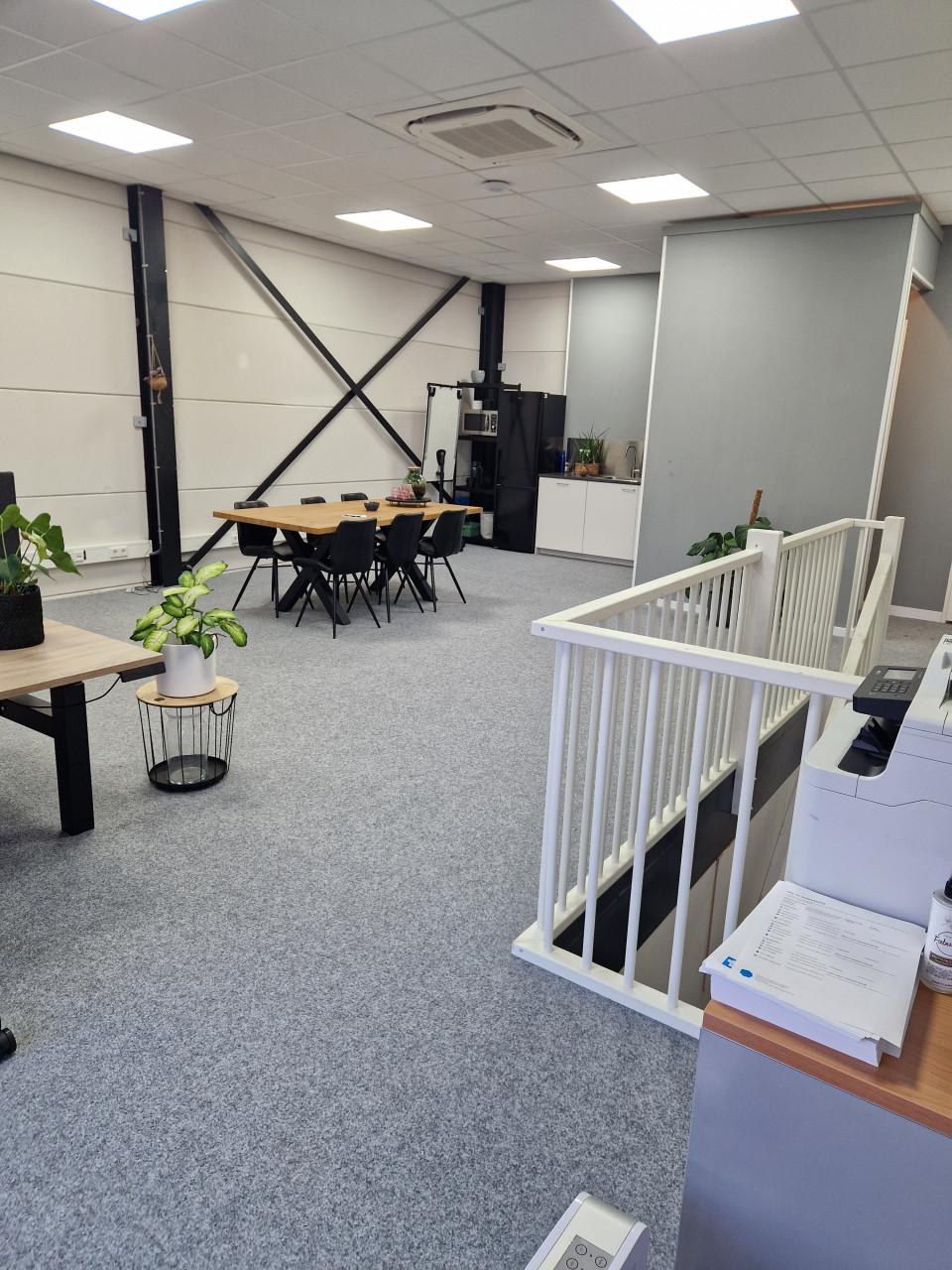 Loods met kantoorruimte