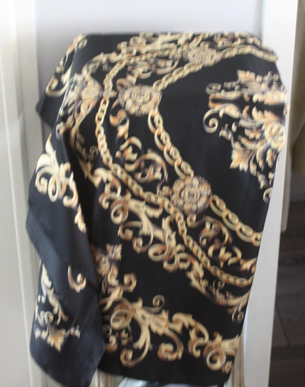 Sjaal zwart met goudkleurige print