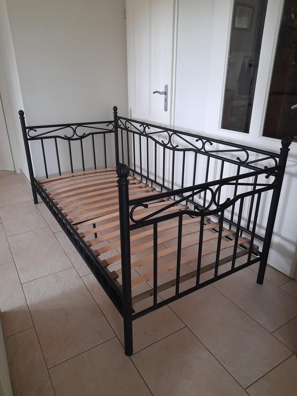 Leuk metalen bed 90 x 200 (in goede staat )