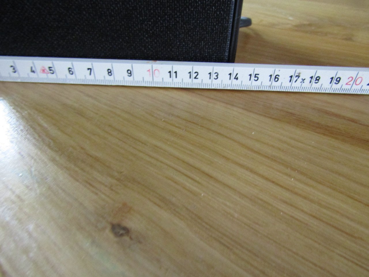 Soundbar surround speakers