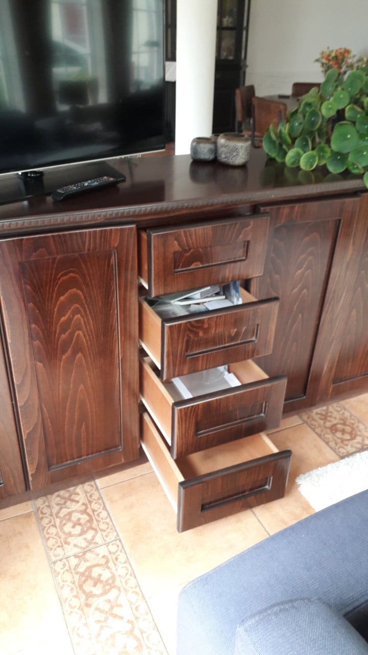 Gratis - mooi dressoir / TV-kast / opbergkast