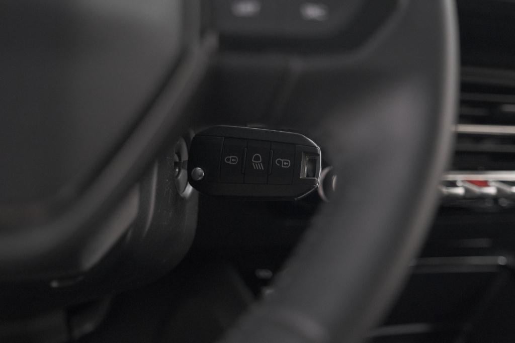 Peugeot 208 puretech 100 active | parkeersensoren | navigatie | apple carpl