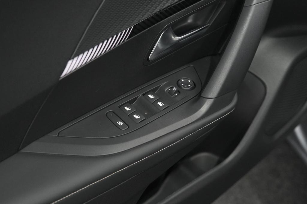Peugeot 2008 puretech 100 allure | camera | navigatie | apple carplay | par