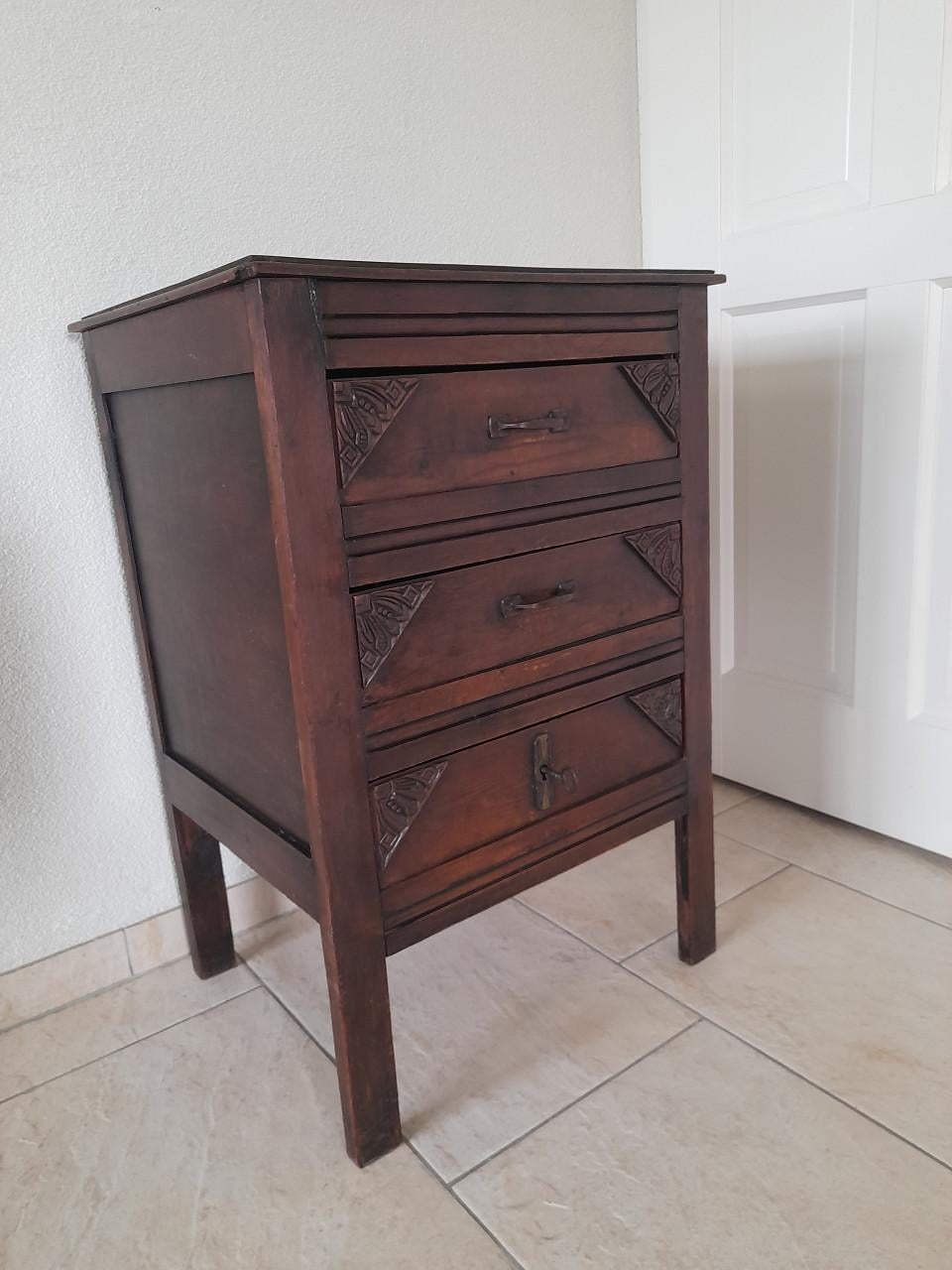 Leuk antiek kastje 42 x 51 x 77 ( in goede staat )