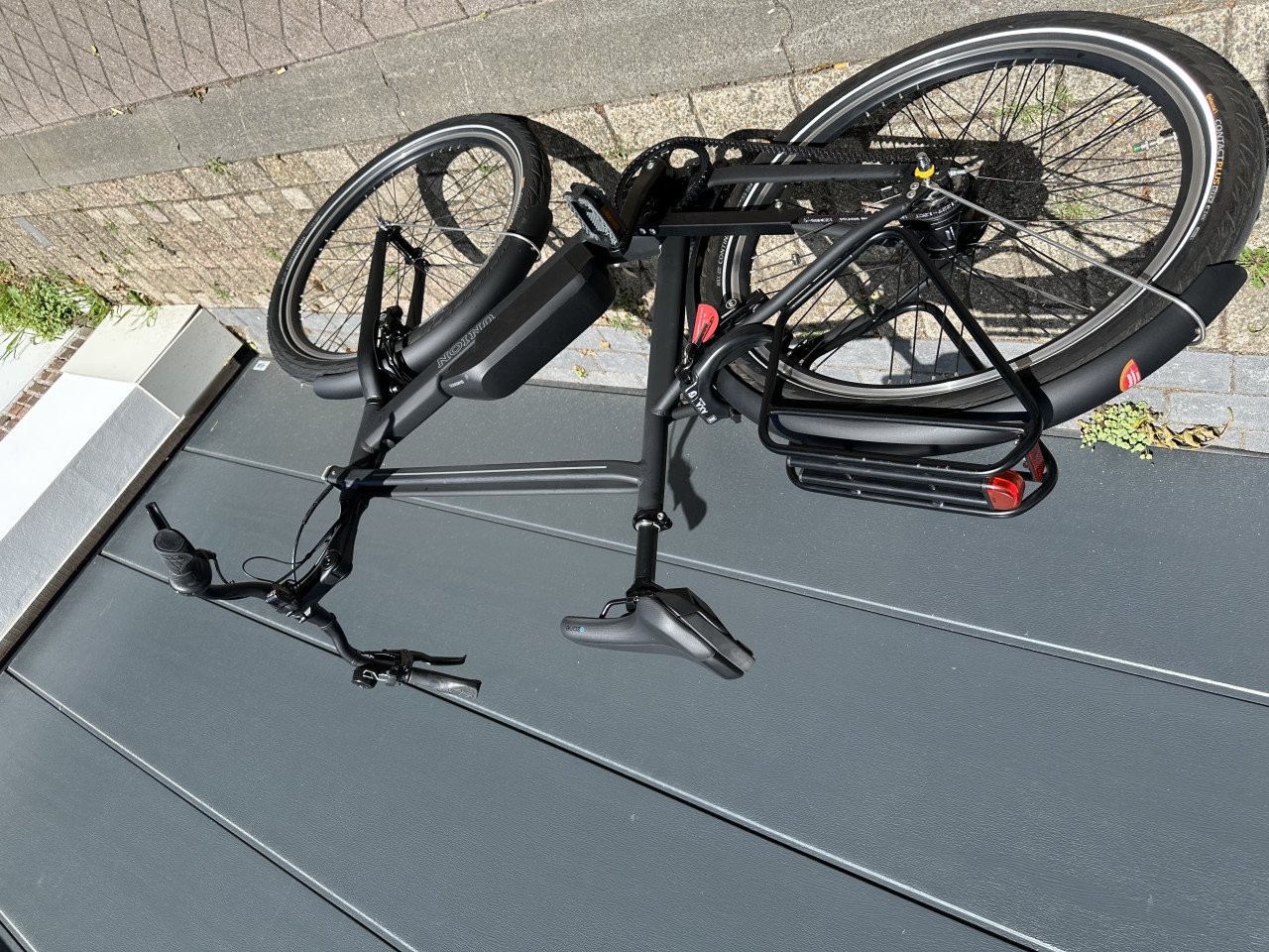 Sportieve elektrische herenfiets middenmotor en riem aandrijving