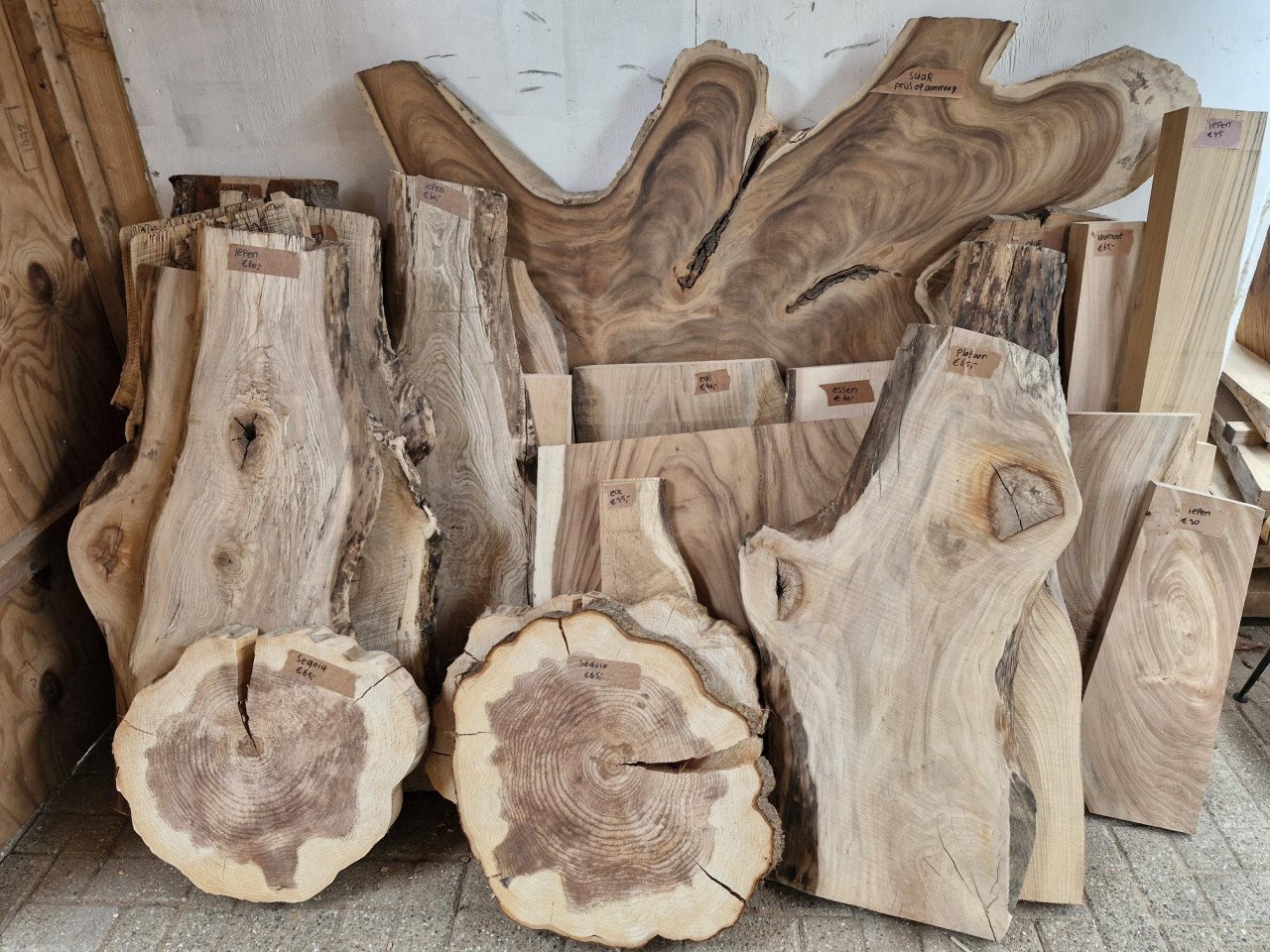 Boomstam tafels en ronde schijven van suar, teak en lychee hout