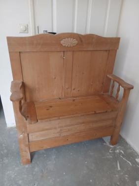 Houten bankje met klepdeksel en bergruimte