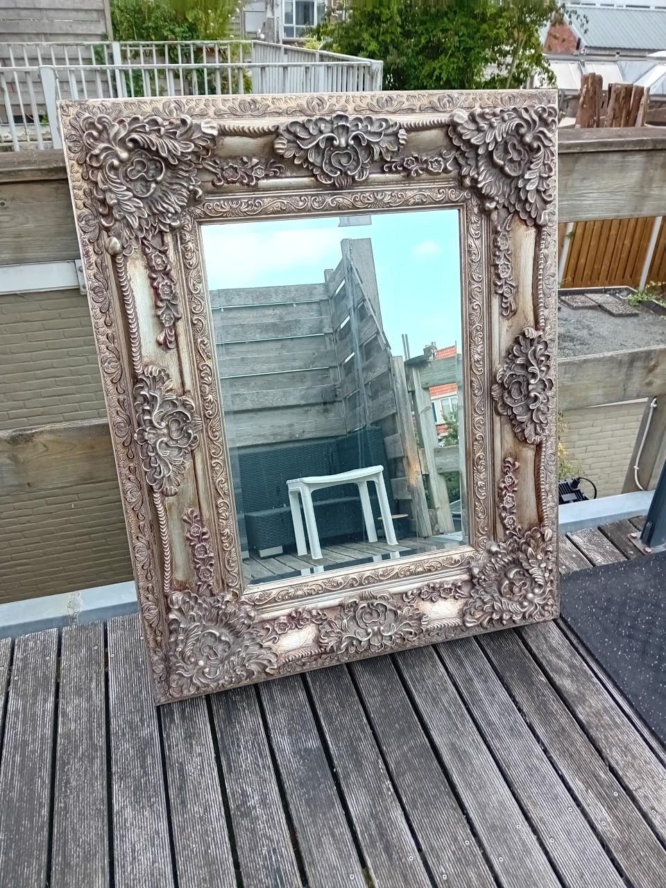 Spiegel gedecoreerd