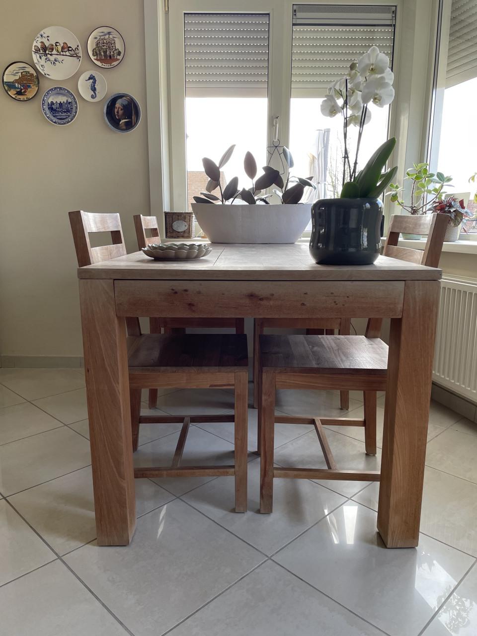 Te Koop: Teakhouten Eettafel en 4 stoelen.