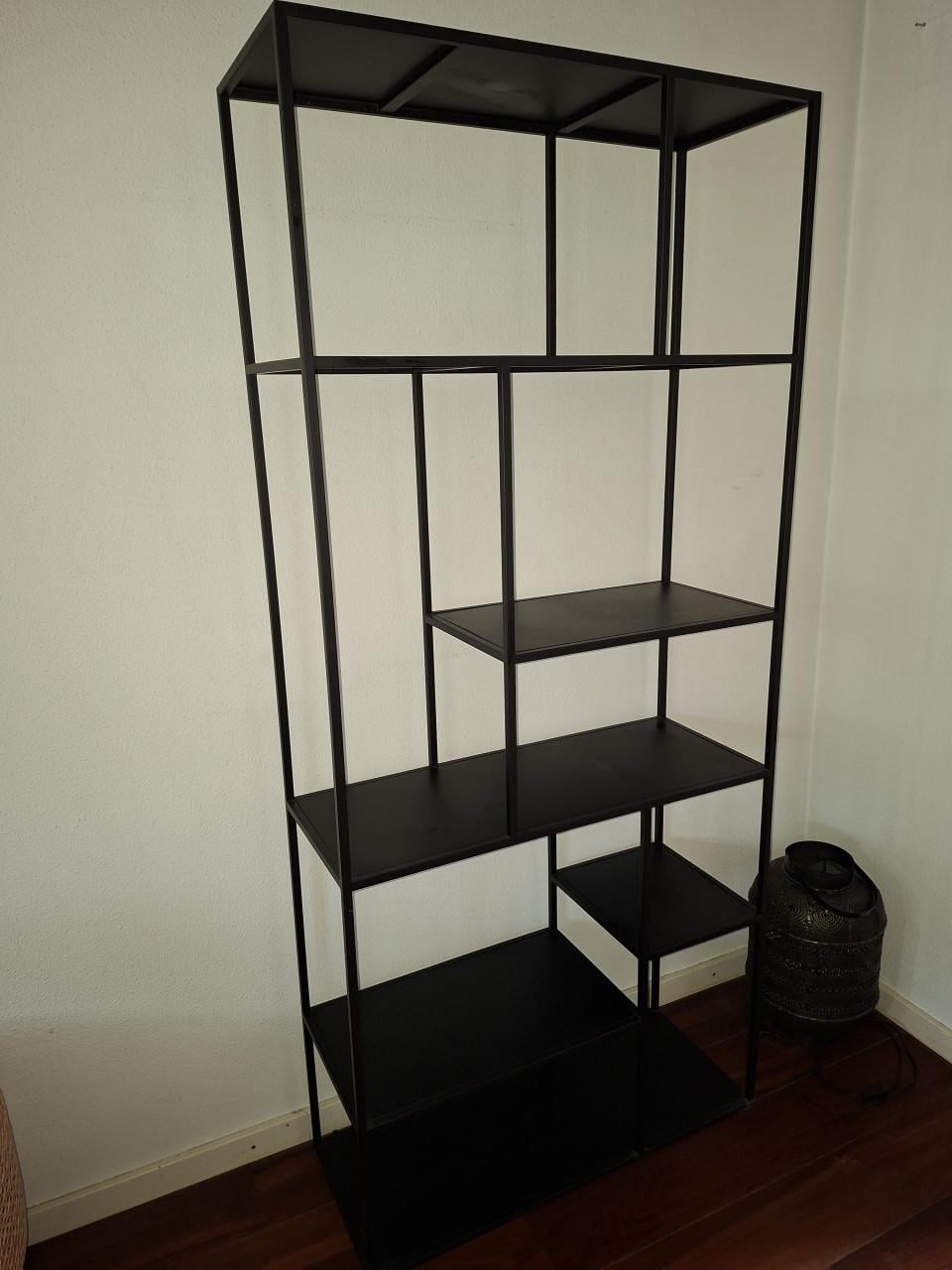 Zwarte metalen kast