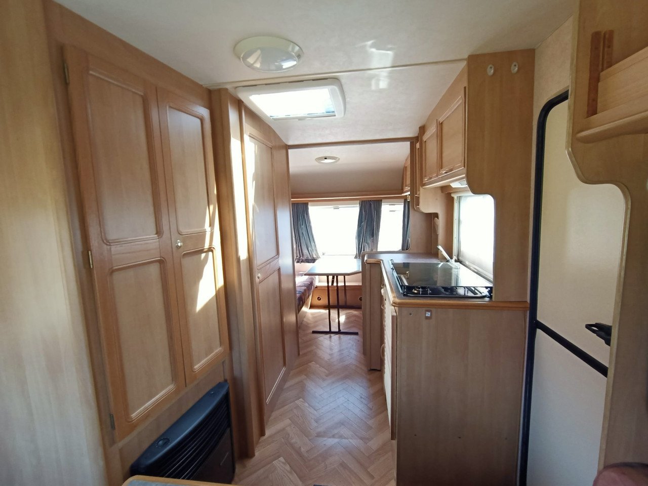 Topstaat Swift Silhouette , bwj 2000 met voortent en slaapcabien