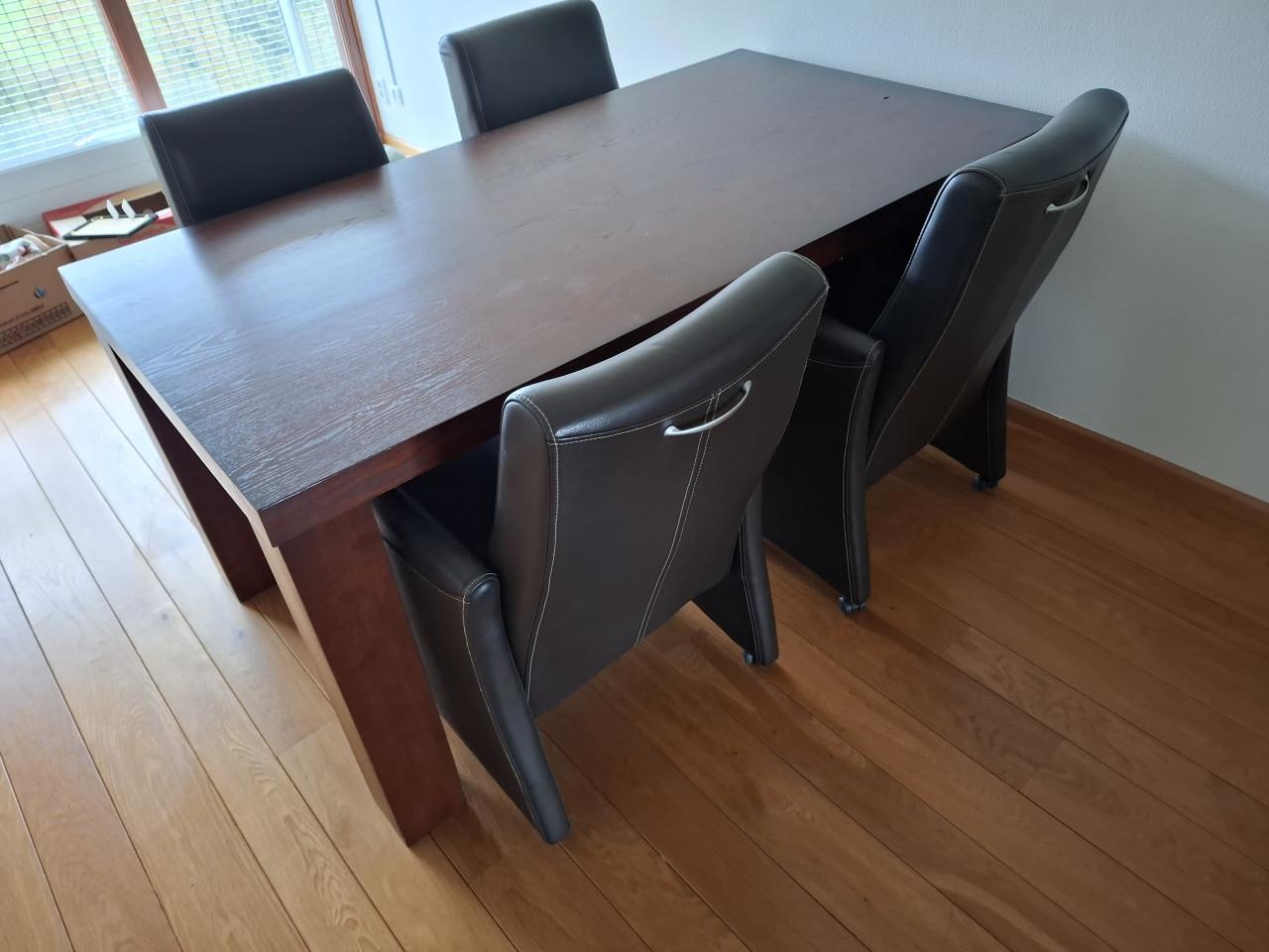 Eettafel met 4 stoelen