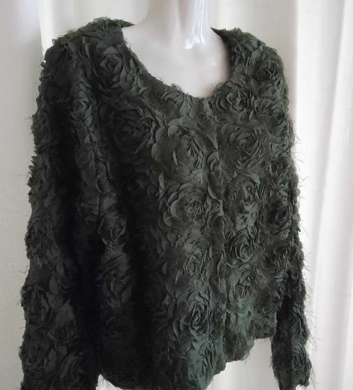 Prachtig groen apart jasje met rozenstructuur