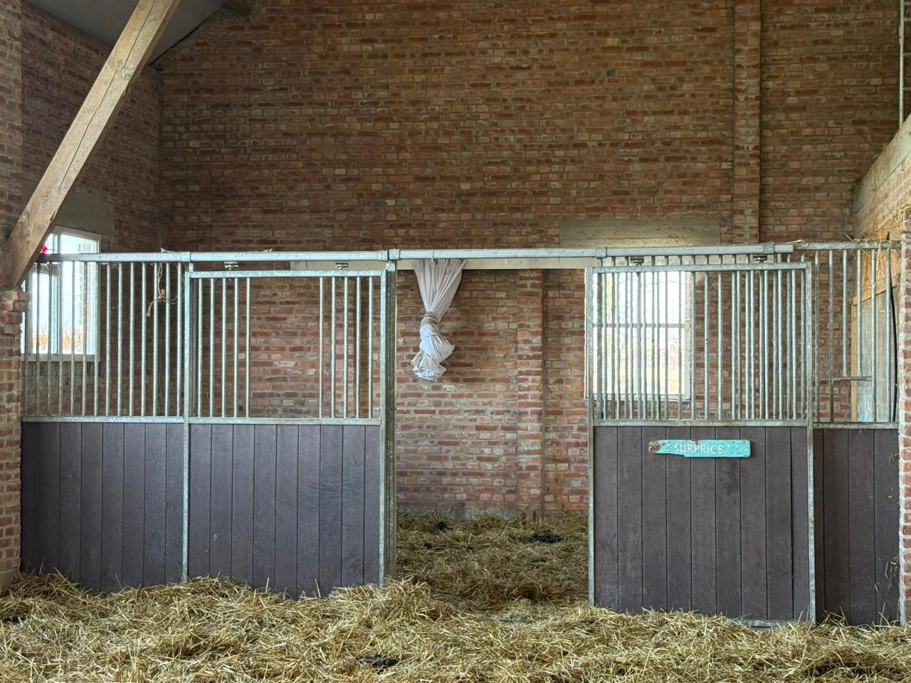 2 binnen stallen