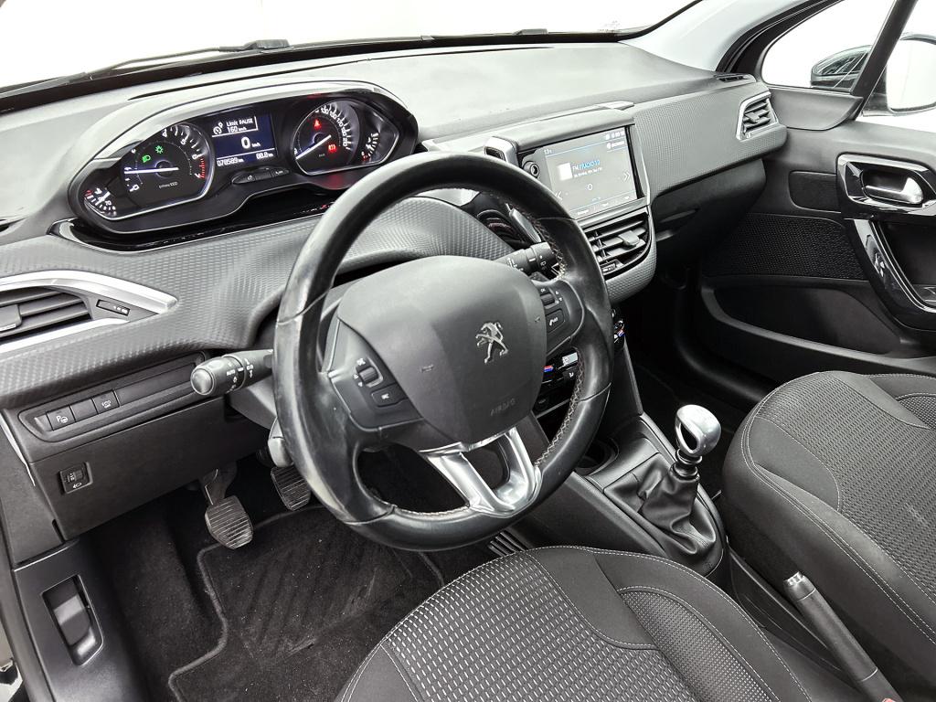 Peugeot 208 110pk tech edition | rijklaar | trekhaak | camera achter | navi