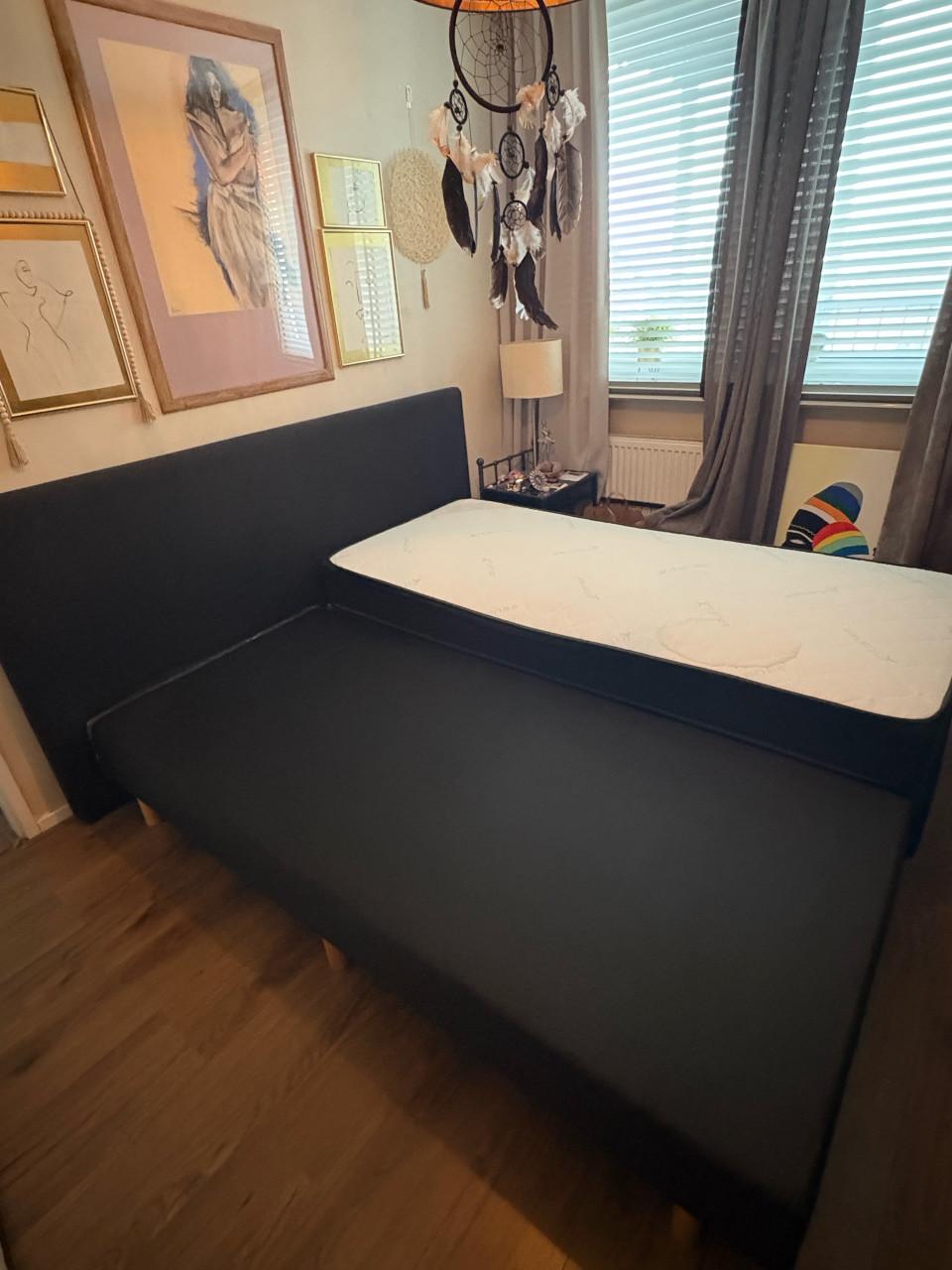 Grote zwarte boxspring met 2 aparte bedden.(Exclusief matrassen).