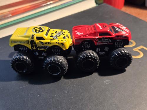 2 monstertrucks 6x5x4cm