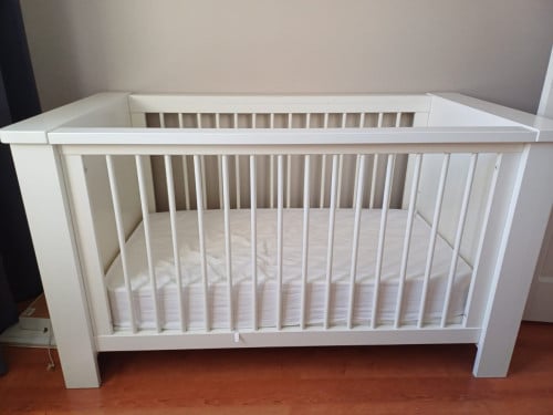 Kinderkamer (commode, ledikant en kast)
