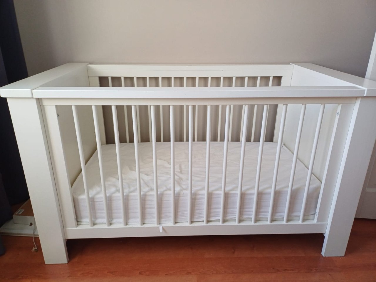 Kinderkamer (commode, ledikant en kast)